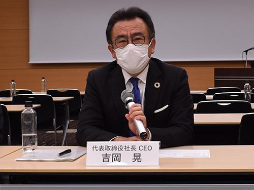 決算説明会で業績を説明する吉岡晃社長